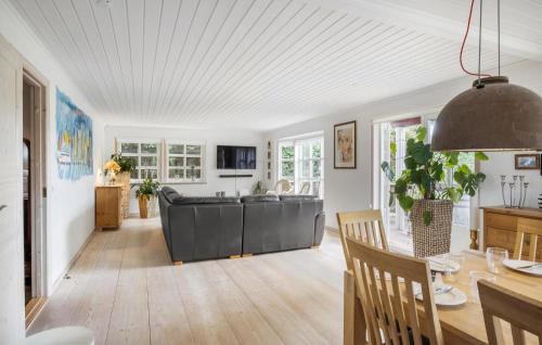 Odde House | Awesome Home In Hadsund With Wifi
