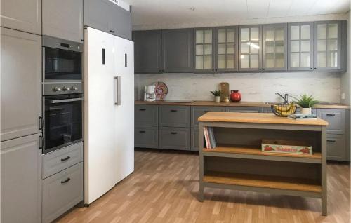 Kvillsfors House | Awesome Home In Kvillsfors With Wifi