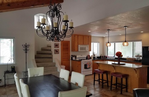 Three Rivers House | Awesome house & Kaweah River access and 5 miles to Sequoia Park