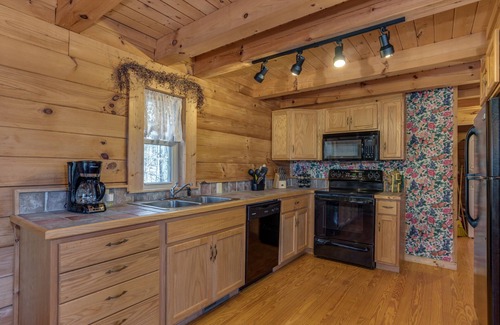 Rutherfordton Cabin | AWESOME Pet Friendly Cabin - 7 Minutes To Tryon International - Sleeps 5