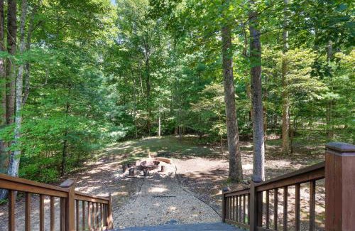Morganton House | Awesome Retreat - North GA Cabin with Views - Hot Tub, Game Room, Fire Pit, and Stunning Mountain Views near Blue Ridge - Minera