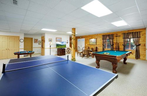 Morganton House | Awesome Retreat - North GA Cabin with Views - Hot Tub, Game Room, Fire Pit, and Stunning Mountain Views near Blue Ridge - Minera