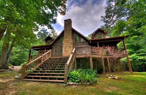 Morganton House | Awesome Retreat - North GA Cabin with Views - Hot Tub, Game Room, Fire Pit, and Stunning Mountain Views near Blue Ridge - Minera