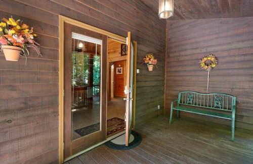 Morganton House | Awesome Retreat - North GA Cabin with Views - Hot Tub, Game Room, Fire Pit, and Stunning Mountain Views near Blue Ridge - Minera