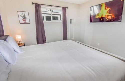 Twin Lakes House | Awesome Two Bedroom Family Upper Unit in Denver
