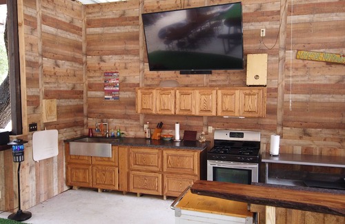Concan Apartment | Axel's Hideaway, Exclusive Private Riverfront @Vacation Frio River Room #3