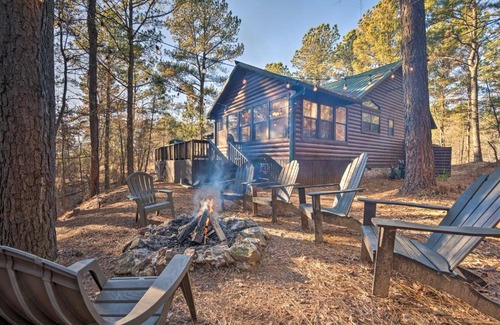 Broken Bow House | Ayatia Cabin with Hot Tub about 5 Mi to Broken Bow Lake!