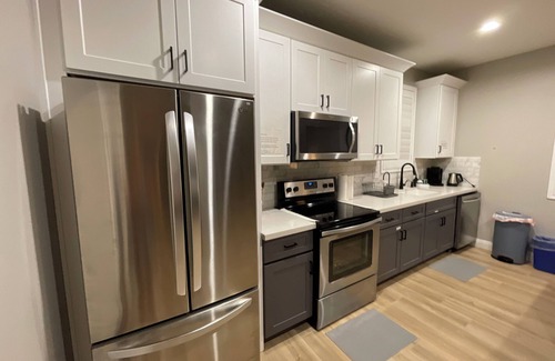 Gilbert House | AZ GO Rentals: 2022 built, 2bd/1ba, 1k sqft, Pickleball Court! DETACHED!