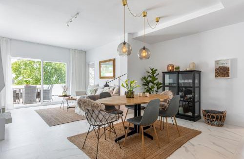 Marbella Apartment | Azahara 2, Contemporary Scandinavian style open plan apartment with 2 terraces