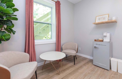Maggie Valley Apartment | Azalea Deluxe King Suite at The Dogwood