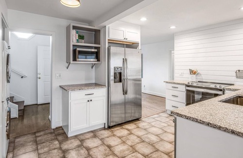 Berry Hill House | Azalea Place - Central Location and Great Deck!