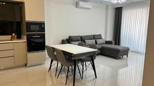 Turkler Apartment | Azura World Turkler modern 1 Bedroom apartment with pool view