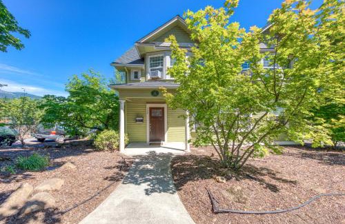 Hood River House | Azusa House