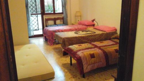 Cinecitta Bed & Breakfast | B&B NEAR METRO' CENTRAL LINE - Only wc in the rooms 15 Minutes to Termini Station 20 to Spagna square - In the Night Bus