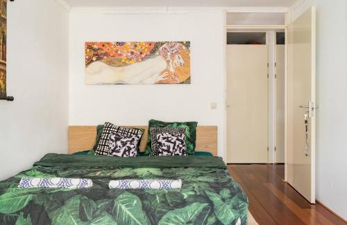 Nieuwmarkt en Lastage Bed & Breakfast | B Center charming room on the canal