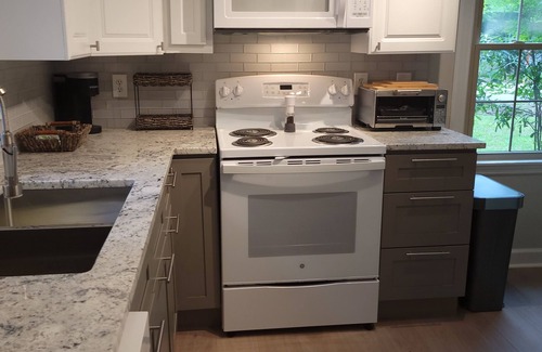 West Ashley Apartment | B-Charleston Gem- 4 miles to Downtown Charleston and Close To All Areas!
