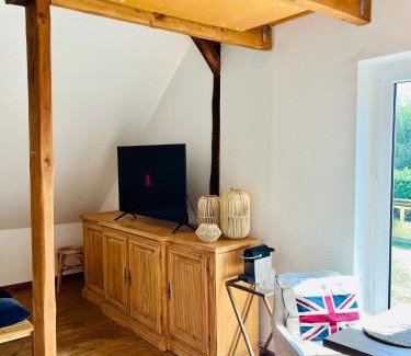 Huenxe Apartment | b e d & a g e d e s i g n -large- wunderschönes Zimmer mit Bad - Rechnungserstellung für Geschäftsreisende & Firmen