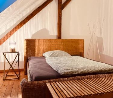 Huenxe Apartment | b e d & a g e d e s i g n -medium- wunderschönes Zimmer mit Bad - Rechnungserstellung für Geschäftsreisende & Firmen