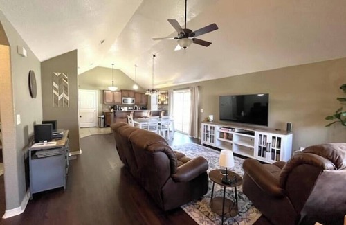 Bentonville House | B.I.B.O. Bike In Bike Out-King Bed Hot Tub Comfy