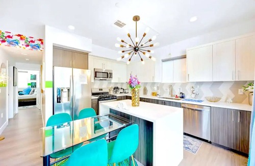 North Hollywood House | B. InstaWorthy NoHo Gem: Near Universal Studios - Hot Tub - BBQ - Free Parking!