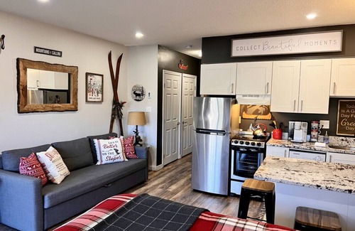 Lincoln Condo | B103 · Cozy Studio apt w/pool & hot tub Ski Loon Mountain