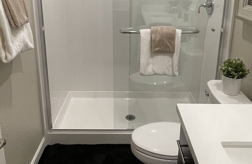Roseville House | B2- Nice Private bedroom and bathroom in Roseville