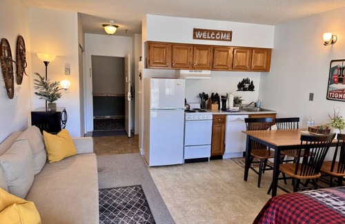 Lincoln Condo | B203 - Adventure Awaits! Loon Mountain Studio apt w/Pool & Hot Tub