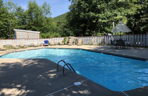 Lincoln Condo | B203 - Adventure Awaits! Loon Mountain Studio apt w/Pool & Hot Tub