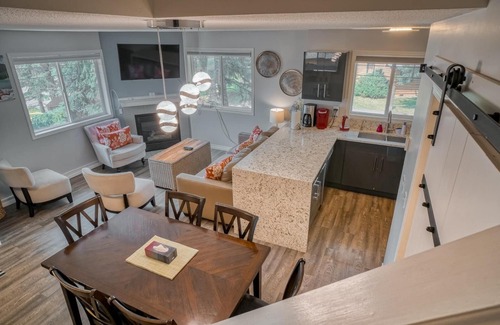 Harvie Heights House | B218-HotTub/KingBed/AC/Free Parking/View/2BR/Sleep6