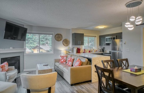 Harvie Heights House | B218-HotTub/KingBed/AC/Free Parking/View/2BR/Sleep6