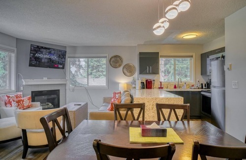 Harvie Heights House | B218-HotTub/KingBed/AC/Free Parking/View/2BR/Sleep6