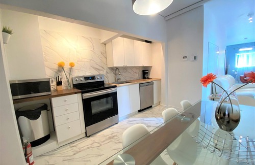Plateau Mont Royal House | B23~Sunny Terrace+17 Bed/Sofa bed+6 Room+6 Full Bath+Free parking~100 WalkScore