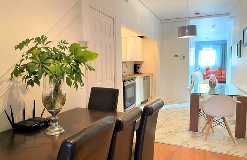 Plateau Mont Royal House | B23~Sunny Terrace+17 Bed/Sofa bed+6 Room+6 Full Bath+Free parking~100 WalkScore