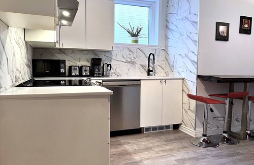 Plateau Mont Royal House | B23~Sunny Terrace+17 Bed/Sofa bed+6 Room+6 Full Bath+Free parking~100 WalkScore