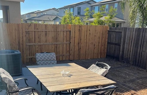 Roseville House | B3- Cozy queen bed at west Roseville