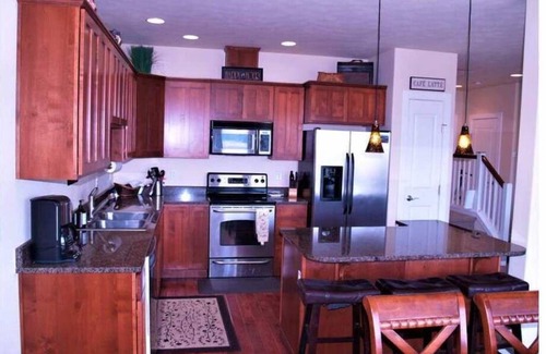 Quincy House | B50-Condo near pool & Gorge shuttle