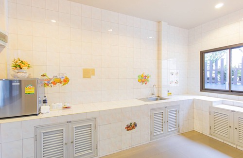 Bang Sare Hotel | Baan Tah On The Sea