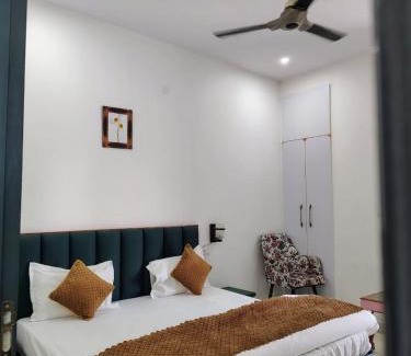 Shri Madhopur Hotel | Baba Sundaram Hotel