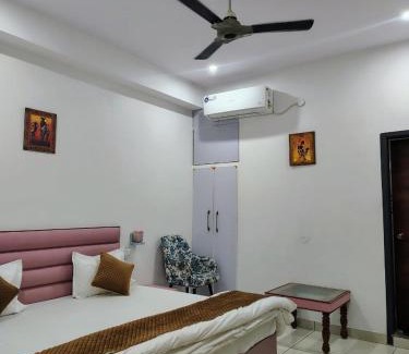 Shri Madhopur Hotel | Baba Sundaram Hotel