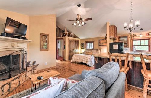 Clyde Apartment | Baby Bear Clyde Cabin on Mountain Farm!
