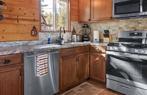 Big Bear City Cabin | Baby Bear's Hideout:nPrivate Hot Tub/10min From The Village/Fireplace/Hiking