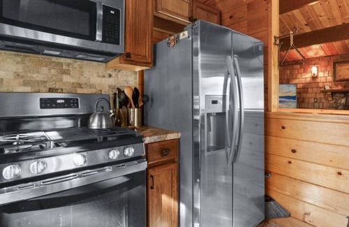 Big Bear City Cabin | Baby Bear's Hideout:nPrivate Hot Tub/10min From The Village/Fireplace/Hiking