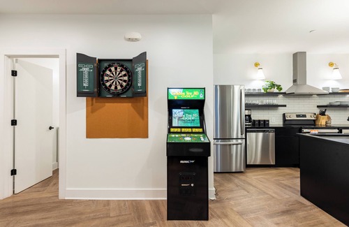 Historic Edgefield Apartment | Bachelor Loft w/Air Hockey, Balcony & Rooftop | Mins to Broadway and Downtown
