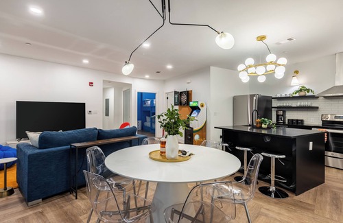 Historic Edgefield Apartment | Bachelor Loft w/Air Hockey, Balcony & Rooftop | Mins to Broadway and Downtown