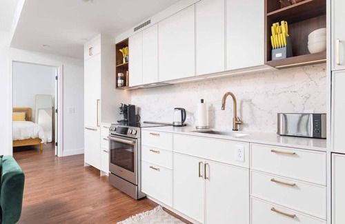 Bay Village Apartment | Back-Bay 2BR Condo w Roof top, Gym, Parking