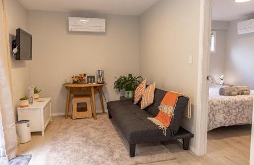 Karori House | Back Garden Flat with Free On Street Parking and Fiber WIFI - 15 mins to Ferry, Stadium, CBD