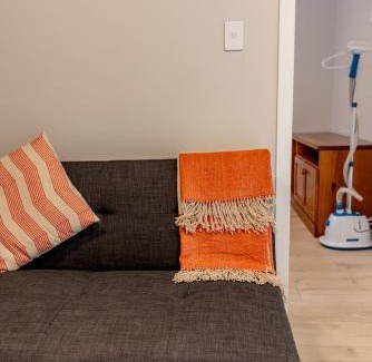 Karori House | Back Garden Flat with Free On Street Parking and Fiber WIFI - 15 mins to Ferry, Stadium, CBD