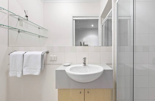 Carlton South Apartment | Backpackers Delight on Lygon Street near RMIT