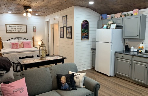 Gatlinburg - Pigeon Forge Cottage | Backwoods Barbie…. Dolly-inspired, peaceful tiny home near the GSMNP