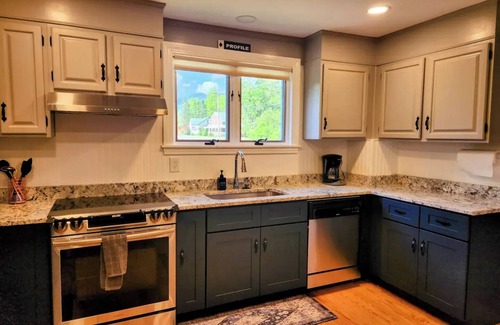 Lincoln House | Backyard Bliss: Family-Friendly Retreat in the Heart of the White Mountains